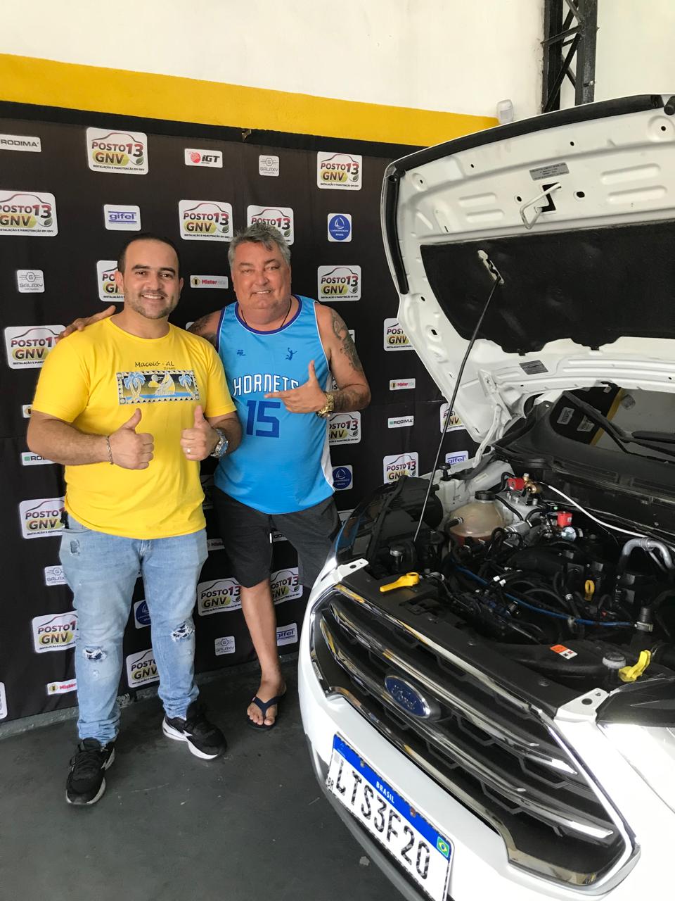 Equipe técnica do Posto 13 GNV com cliente satisfeito após instalação do sistema GNV