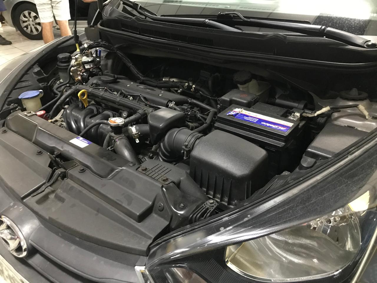 Instalação de GNV 3ª geração - motor com capô aberto mostrando sistema GNV de terceira geração