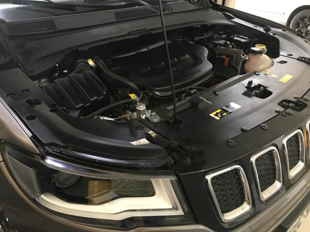 Instalação de GNV 5ª geração - motor com capô aberto mostrando sistema GNV de quinta geração