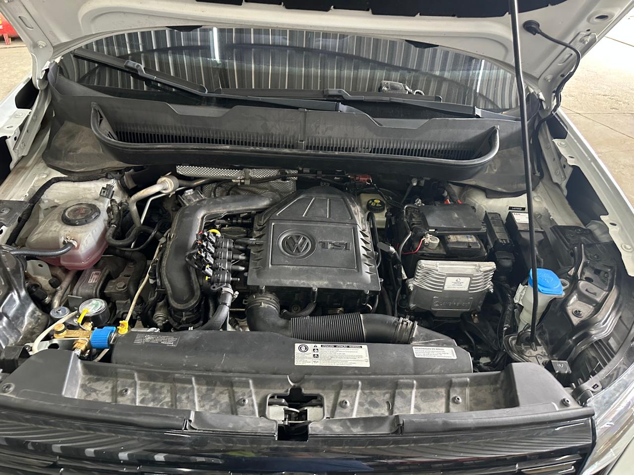 Instalação de GNV 6ª geração - motor com capô aberto mostrando sistema GNV de sexta geração